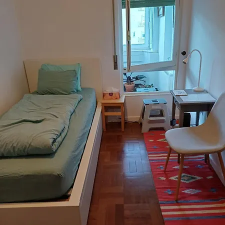Habitación en casa particular Cozy Near Metro & Airport Lisboa