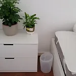 Cozy Near Metro & Airport Δωμάτια σε οικογενειακή κατοικία *