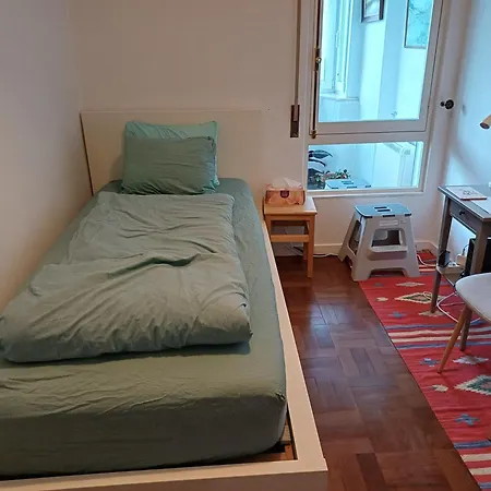 Cozy Near Metro & Airport Habitación en casa particular Lisboa